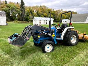 lot 4 image: Ford 1320 Tractor with Allied Bucket