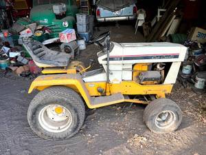 lot 42 image: Cub Cadet 128 Lawn Tractor