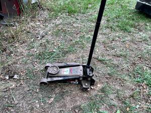 lot 61 image: 3 Ton Craftsman Floor Jack