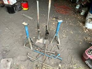 lot 62 image: Car Jacks, Jack Stands & Tire Irons