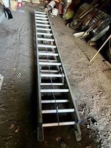 lot 79 image: Werner 28 Extension Ladder