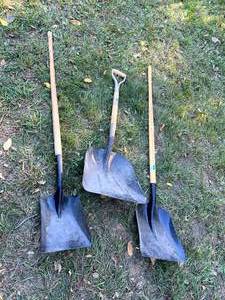 lot 87 image: Shovels