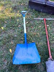 lot 92 image: Post Hole Digger, Shovel & Tool Box