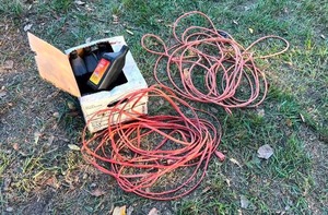 lot 94 image: 11 Quarts 20w50 Oil & Extension Cords