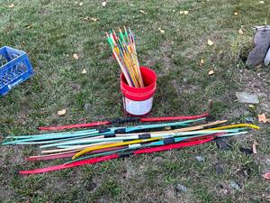 lot 104 image: Archery Lot - Bowes & Arrows