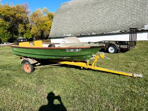 lot 17 image: Vintage Sea King Boat, Trailer & Javelin Motor