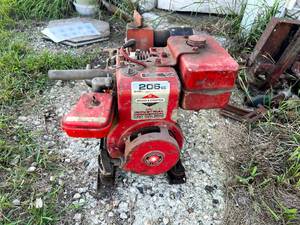 lot 130 image: Water Pump 5HP Briggs & Stratton Motor