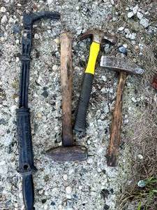 lot 142 image: Hammers & Nail Puller