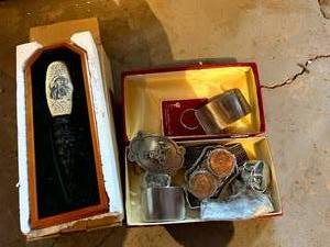 lot 255 image: Commemorative Knife & Belt Buckles