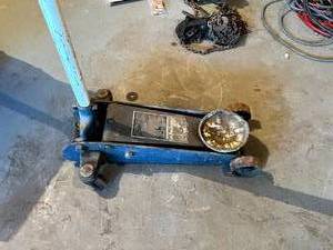 lot 256 image: 2 Ton Floor Jack