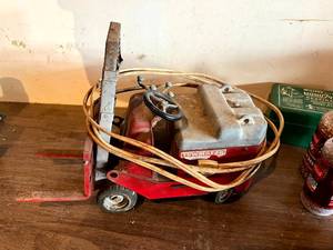 lot 222 image: 1950s Towmotor Forklift Toy