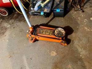 lot 231 image: 2 14 Ton Floor Jack