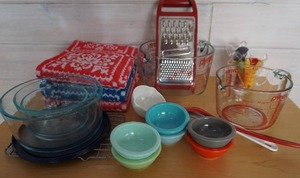 Housewares Kitchen Gadgets Mixing Bowls Pyrex Glass Measuring Cups Etc.