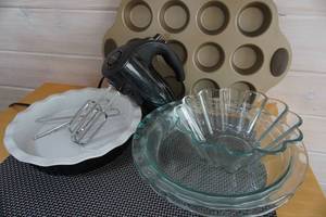 Housewares Kitchen Sunbeam Hand Mixer Pyrex Stoneware Glass Pie Baking Dish Pans Gourmet Muffin Tin Etc.