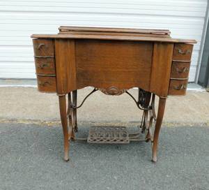 lot 62 image: Antique The Free No. 5 Treadle Sewing Machine