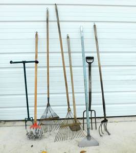 lot 152 image: Lot of Yard Tools