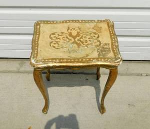 lot 115 image: Lightweight Decorative Table