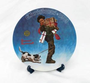 lot 119 image: Vintage 1981 Numbered Norman Rockwell Wrapped Up In Christmas Collector Plate by  Edwin M Knowles Fine China