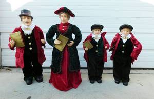 lot 35 image: 5 Piece Dickens Carolers Set