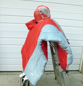 lot 20 image: Northwest Territory 4 LB Adult Sleeping Bag with Carrying Bag