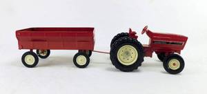 lot 40 image: Ertl International Tractor and Wagon Set