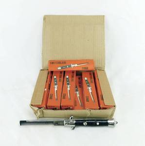 lot 121 image: Lot of 12 Vintage Switchblade Combs
