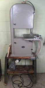 lot 4 image: Vintage Montgomery Ward Powr-Kraft Bandsaw