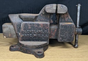 lot 17 image: Vintage Columbian Bench Vise No. D43 12 Swivel Base