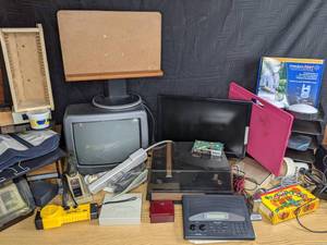 lot 39 image: Radio Shack Radio, TV, Monitor and More