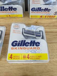 lot 62A image: 22 Total Brand New Gillette Skinguard Razor Blades