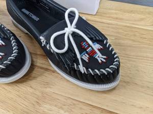lot 41A image: Minnetonka Thunderbird Smooth Moccasin Womens 8