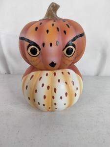 lot 364 image: Boston International Fall Tabletop Figurine Lovey the Owl