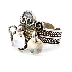 lot 25 image: Sylvsmidja (Norway) BUNAD Ring, 3 Glittering Leaves & Filigree Decoration. 830 Silver Ring.