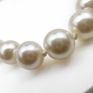 lot 41 image: 1928 Jewelry Co Simulated Pearl Yellow Base Metal Bead Necklace. Opera Length.