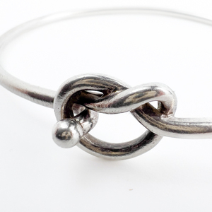 lot 90 image: Classic Style Sterling Silver Hook And Eye Bracelet. Knot Shaped Eye.