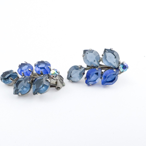 lot 98 image: Leaf Design White Metal Clip-On Earrings. Leaf Design.
