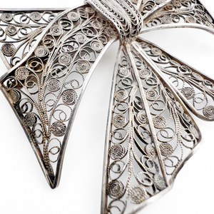 lot 78 image: Italian (Circa 1934-1944) Vintage Handmade Cannetille Ribbon And Bow 800 Silver Brooch.