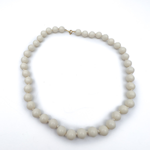 lot 136 image: Trifari  White Synthetic Yellow Plated Base Metal Bead Necklace.