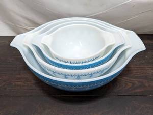 lot 1 image: Set Of Pyrex Nesting Bowls