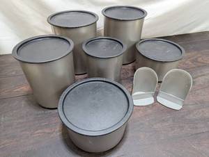 lot 9 image: Set Of Tupperware Containers