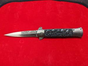 lot 31 image: Skull Motif Pocket Knife