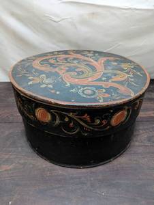 lot 71 image: Antique Hatbox