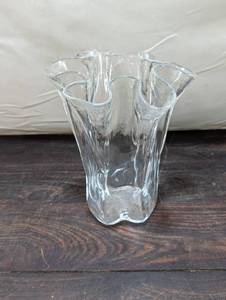 lot 77 image: Vintage Muurla Blown Glass Ruffled Vase