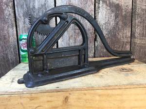 lot 10 image: Antique Cast Iron J.P. SORG & CO. Tobacco Cutter