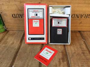 lot 18 image: Vintage SINCLAIR Dino Supreme Six Transistor Radio