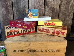 lot 22 image: 5 Vintage Candy Boxes - 1 ICE CREAM