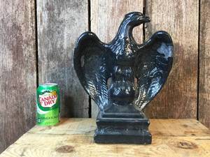 lot 34 image: Vintage 1970s Ceramic Eagle by Atlantic Mold