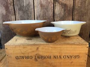 lot 87 image: 3 Pyrex Bowls