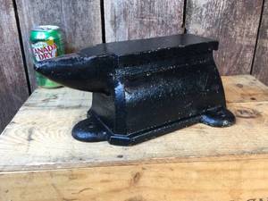lot 153 image: Vintage Heavy Cast Anvil - Vise Part