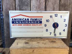 lot 174 image: Vintage American Family Insurance Light-Up Clock